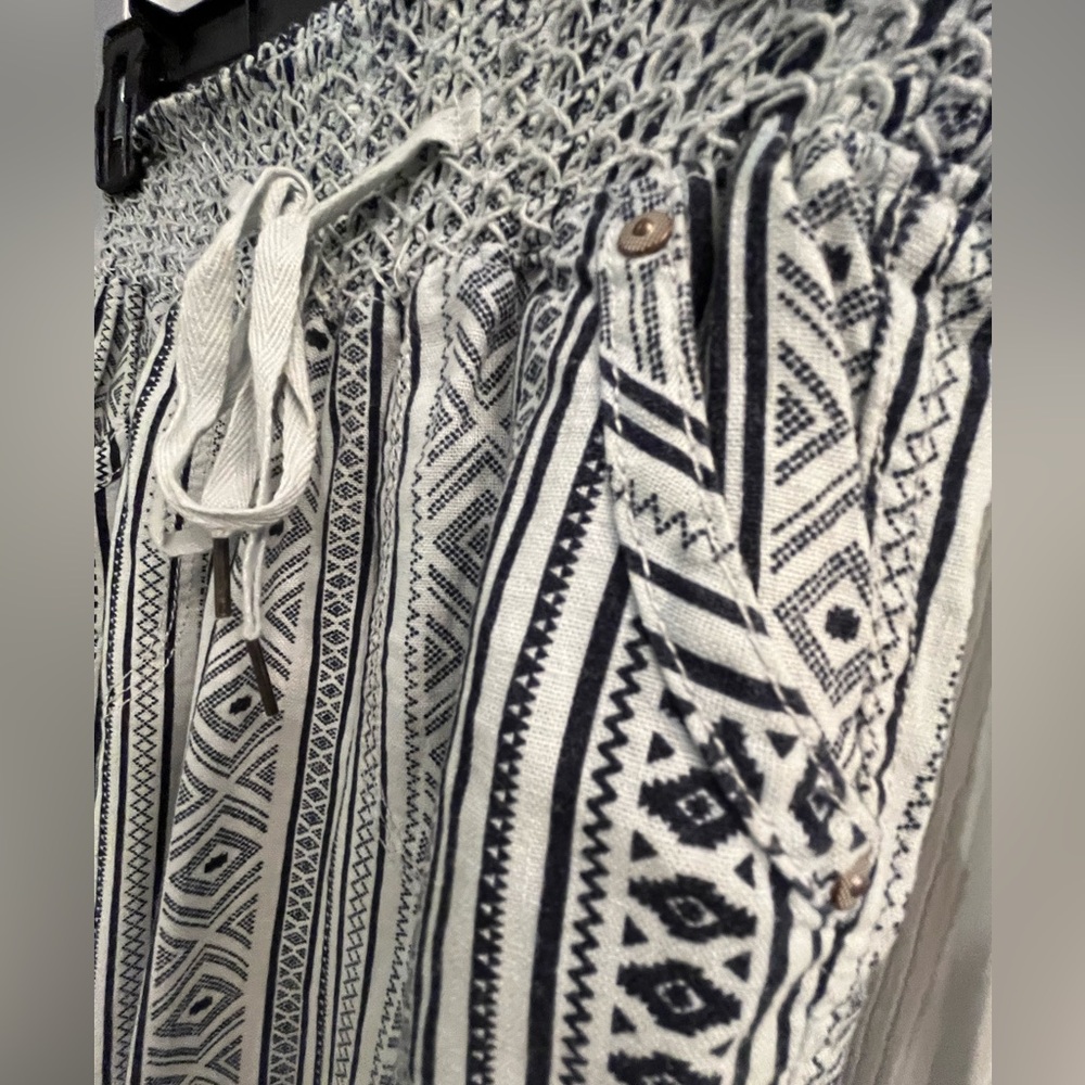 Rewash Blue and White Geometric Patterned Women's Wide Leg Linen Blend Pants - Picture 2 of 8